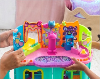 KOCI DOMEK GABI DUŻY ZESTAW POKÓJ IMPREZOWY Z RAMPĄ + 2 FIGURKI NA WROTKACH