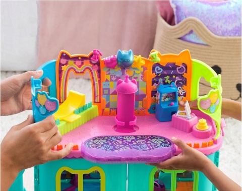 KOCI DOMEK GABI DUŻY ZESTAW POKÓJ IMPREZOWY Z RAMPĄ + 2 FIGURKI NA WROTKACH