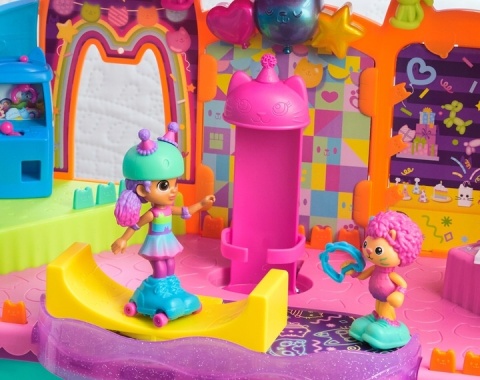 KOCI DOMEK GABI DUŻY ZESTAW POKÓJ IMPREZOWY Z RAMPĄ + 2 FIGURKI NA WROTKACH